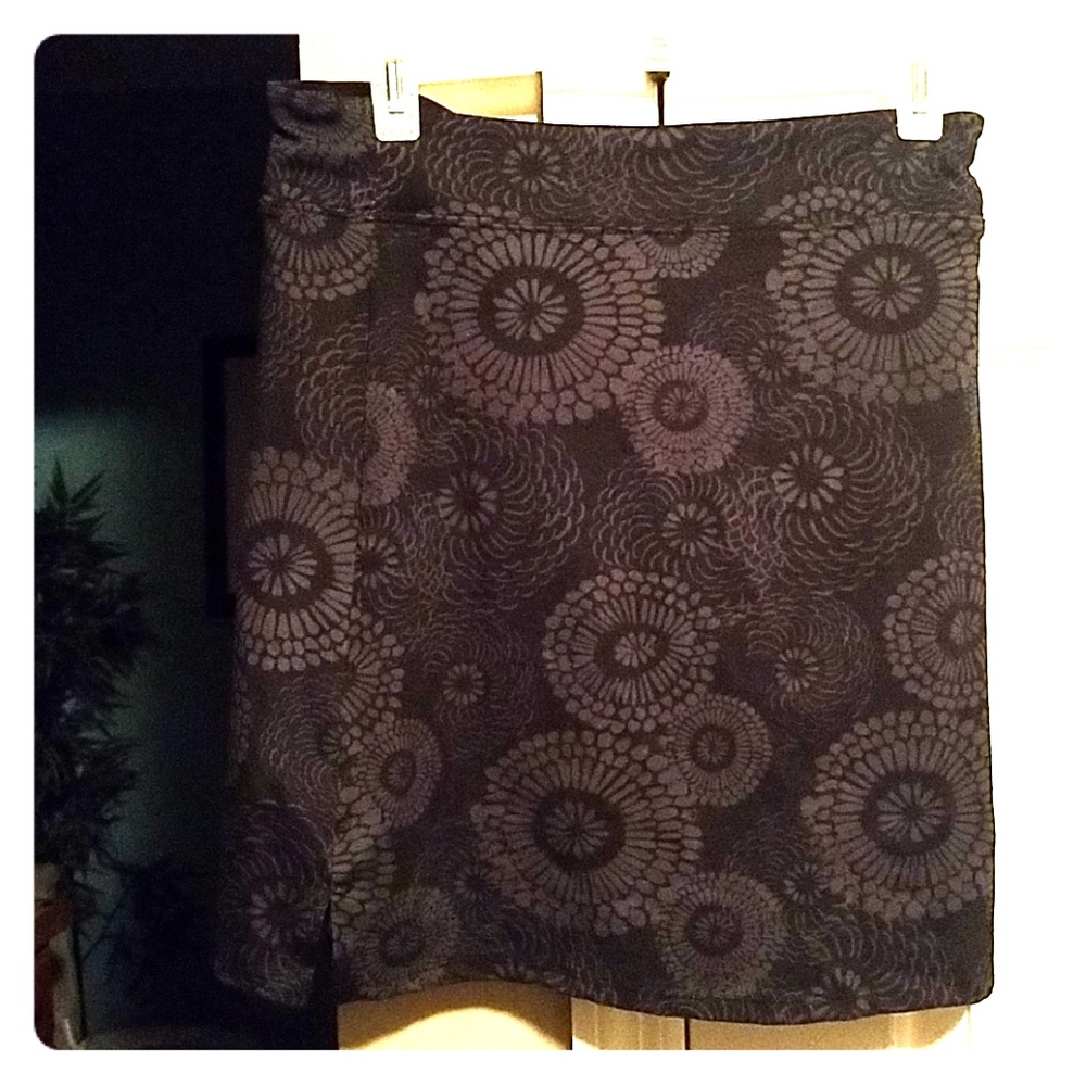 Black and Gray Pattern Skirt/Shorts
